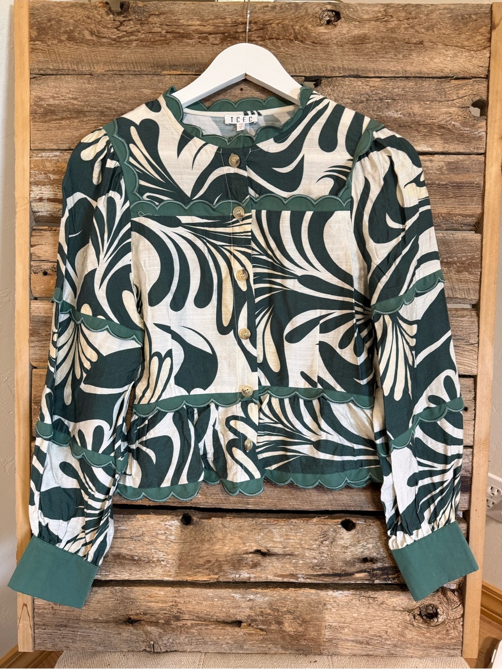 TCEC Green & Cream Scalloped Button-Front Blouse